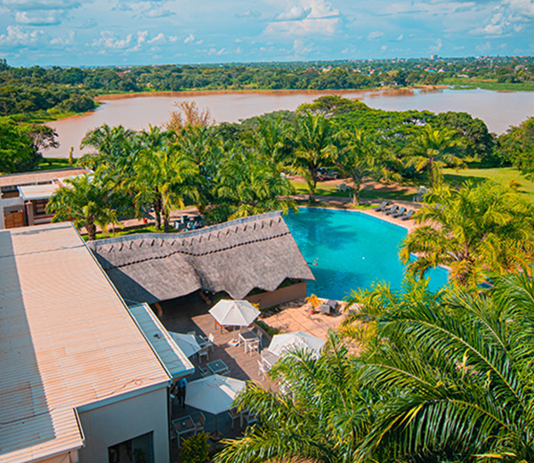 Un hôtel et sa piscine au bord d'un lac, à Lubumbashi