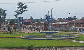 Un rond-point et sa fontaine au centre de Kananga