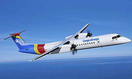 Un Dash 8-400 de Congo Airways en vol au-dessus de la mer