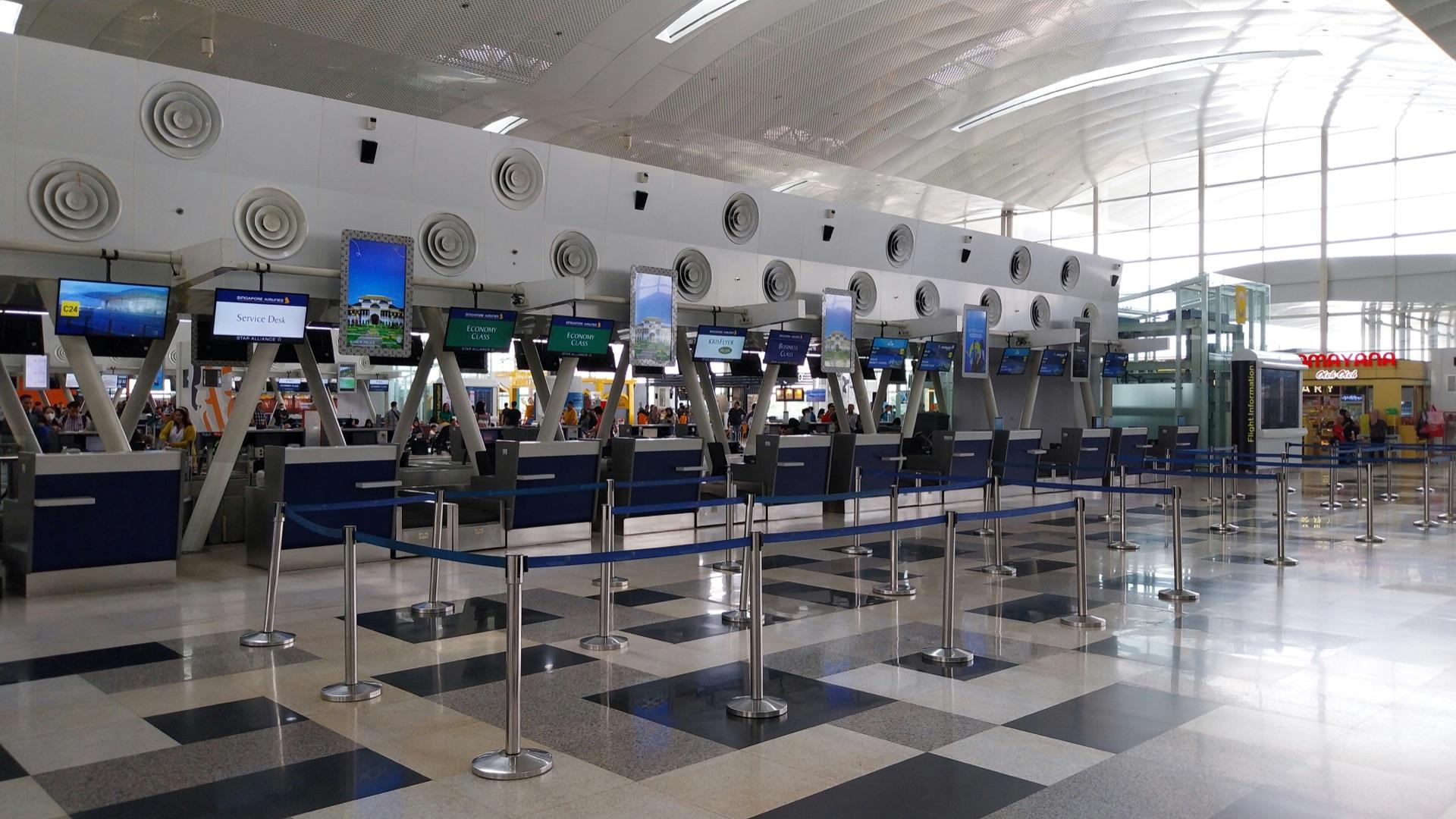 Les comptoirs d'enregistrement d'un aéroport