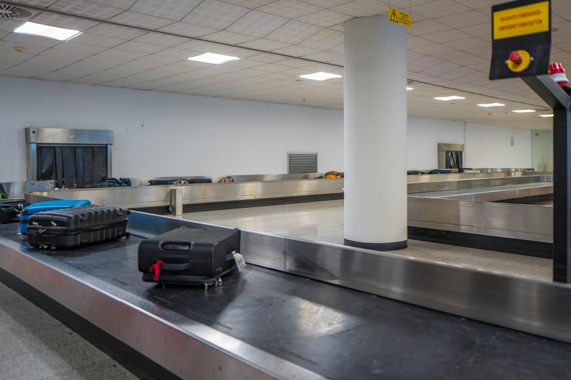 Des bagages sur le tapis de livraison d'un aéroport