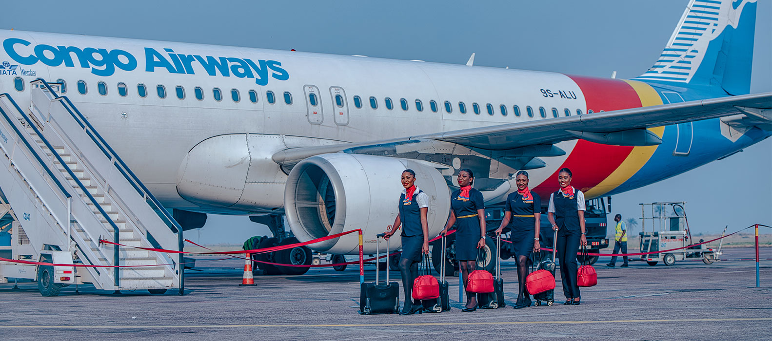 Quatre hôtesses de Congo Airways devant un Airbus A320 sur le tarmac